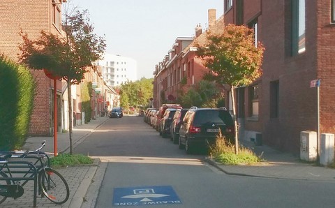 OPvoedngstraat met geschrankt parkeren